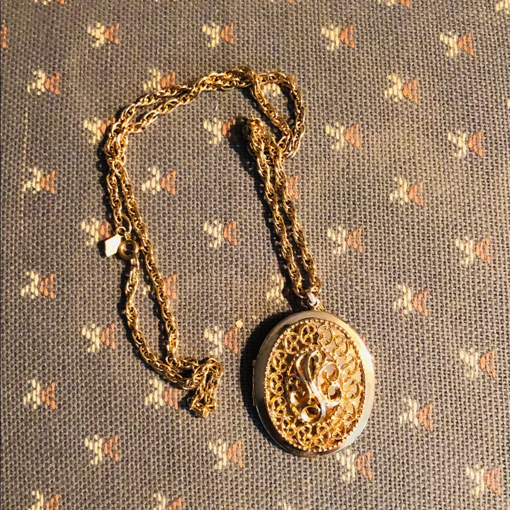 👀 BOGO 👀 Goldtone Locket